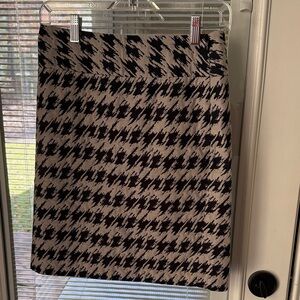 Stylish Black and Cream Houndstooth Skirt